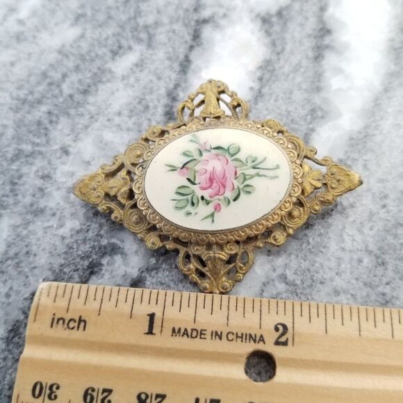 Vintage Flower Filigree Frame Brooch,  Victorian Style, Unsigned Estate - Picture 4 of 6